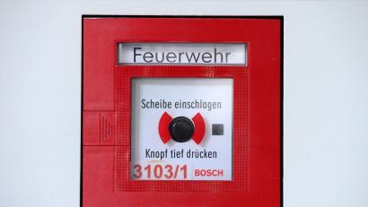 Symbolbild: Martin Schutt/dpa
Beim Missbrauch von Notrufen lässt die Polizei nicht mit sich spaßen.