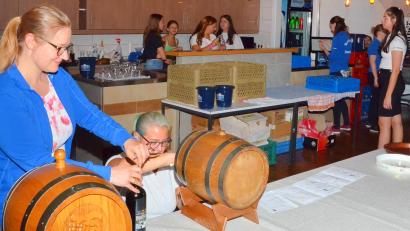 Bild: fjo
In großer Zahl kümmern sich Vereinsmitglieder um einen reibungslosen Ablauf beim Weinfest.