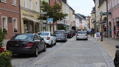 Bild: Christian Schilling/fph
Ein Ärgernis für viele Anwohner im Markt in Marktredwitz ist die Verkehrssituation in ihrer Straße.