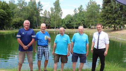 Bild: soj
Bei der Spendenübergabe im Freibad Selingau (von links) die Vorsitzenden Thomas Graf und Bernd Würstl, Rainer und Valentin Filberth sowie Bürgermeister Wolfgang Söllner.