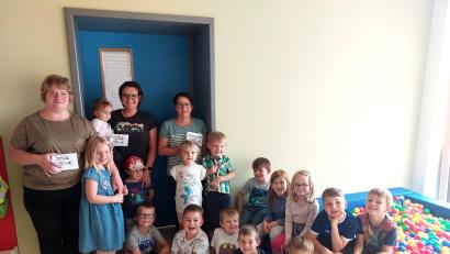 Bild: Corinna Schönberger
Corinna Schönberger (links) überreicht Kindergartenleiterin Manuela Hinkel (rechts) und der Leiterin der Krabbelgruppe Bettina Hafner (Mitte) jeweils eine Spende von 250 Euro.