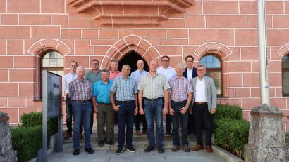 Bild: Andreas Eckl/exb
Als Feldgeschworene betätigen sich (vorne, von links) Johann Hauenstein, Hans Ertel, Günter Haller, Matthias Niebler und Josef Bühler, rechts Bürgermeister Michael Göth. Hinten von links Sebastian Hubmann (Vermessungsamt), Philipp Friedrich, Klaus Kurz (Baureferat), Peter Appel (Vermessungsamt), Joachim Gesierich (Leiter Amt für Digitalisierung, Breitband und Vermessung) und Hans-Jürgen Strehl (Liegenschaftsreferat).