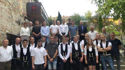 Bild: Lara Wagner/exb
Die Bauinnung Nordoberpfalz überreicht bei der Freisprechungsfeier 22 neuen Gesellen im Bereich Zimmerer, Maurer und Hochbau-Facharbeiter Zeugnisse und Gesellenbriefe.