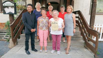 Bild: bsc
50 Jahre engagiert sich Hilde Wildenauer (vorne, Zweite von rechts) mittlerweile beim Frauen- und Mütterverein Friedenfels. Pfarrer Joseph sowie das Vorstandsteam mit Elisabeth Mühlbauer, Monika Seidel, Christa Schraml, Irene Hasenfürter und Anita Grünbauer (von links) dankten den langjährigen Mitgliedern.