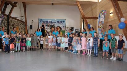 Bild: kro
Unter dem Motto „Dieser Tag soll fröhlich sein“ stand die Jubiläumsfeier zum 40. Geburtstag des Kinderhaus „Dorfpiraten“. Die Kindergartenkinder sagen zum Auftakt der Feier im Mühlenhof zwei Lieder.