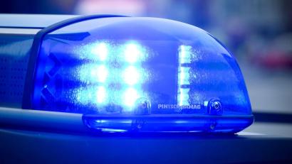 Bild: Patrick Pleul/dpa/Symbolbild
Das Blaulicht an einem Polizeiauto leuchtet.