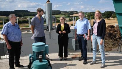 Bild: gf
In Atzmannsricht erklärte Sebastian Kraus, wie er seine Biogasanlage erweitern will, um in absehbarer Zeit Gebenbach mit Fernwärme versorgen zu können. Unser Bild zeigt (v.l.n.r.) Bürgermeister Peter Dotzler, Sebastian Kraus, MdB Susanne Hierl, Markus Bäuml und die 2. Bürgermeisterin Susanne Lindner.
