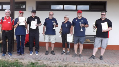 Bild: jzk
Sportwart Alfons Foitzik (links) gratulierte den Siegern bei der vereinsinternen Petanque Meisterschaft: Thorsten Niewolik, Helmut Porsch, Elisabeth Didjurgis, Hans Breuer, Gerhard Jost und Johanna Wagner (von rechts).