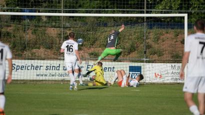 Bild: Andreas Brückmann
Friedrich Lieder auf dem Weg zum 1:0 für Gebenbach.