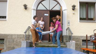 Bild: exb
"Rauswurf" der Vorschulkinder des Kindergartens St. Elisabeth Pleystein.