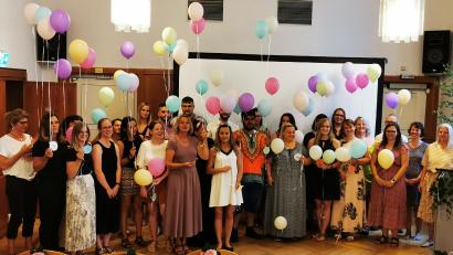 Bild: Christina Roppert/exb
Mit Luftballons verabschieden sich die Absolventinnen und Absolventen der Fachschulen Heilerziehungspflege und Heilerziehungspflegehilfe in Weiden.