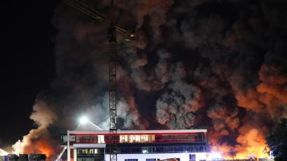 Bild: Kohls
Das Feuer auf dem Gelände eines Reifengroßhändlers in Gammertingen ist wohl an mindestens drei voneinander unabhängigen Stellen ausgebrochen.