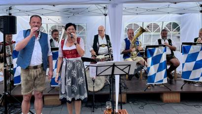 Bild: gz
Das Ensemble mit (von links) Günter Wein mit Akkordeon, Elmar Walter mit der Tuba, vorne das Gesangsduo Norbert Rossmann und Lisa Grießl, Holger Müller am Schlagzeug, Sigi Feldmeier am Tenorhorn, Christian Wein mit der Klarinette und Sepp Bierlmeier mit Trompete sorgt für Stimmung.