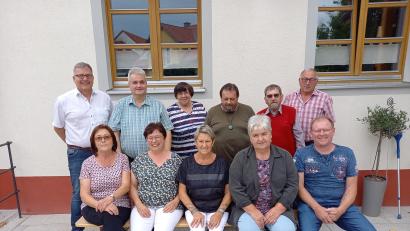 Bild: Sozialverband VdK/exb
Zusammengeschlossen haben sich die bisher eigenständigen VdK-Ortsverbände Mähring und Griesbach. Im Bild: (hinten, von links) Zweiter Bürgermeister German Hartmann, Kreisgeschäftsführer Thomas Stöckl, Irida Haberkorn, Norbert Freundl, Arno Weig, Kreisvorsitzender Georg Brand sowie (sitzend, von links) Anita Weig, Brigitte Meyer-Wurm, Irmgard Meier, Gabi Völkl und Manfred Schmeller.