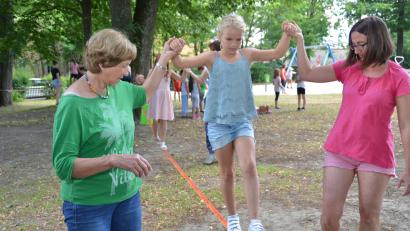 Bild: dob
Das Überqueren einer Slackline ist kein leichtes Unterfangen. Mit den helfenden Händen der TV-Unterstützer geht es aber sicher ans Ziel.