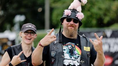 Bild: Frank Molter/dpa
Magda (l) aus Lübeck und Matthias aus Teterow freuen sich auf das Wacken-Festival.
