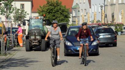 Bild: Wolfgang Steinbacher
Drängler, die von hinten anschieben, Gegenverkehr, Hindernisse: Die Sulzbacher Altstadt ist keine fahrradfreundliche Zone, Radwege gibt es hier nicht. Die Grünen-Stadträtinnen Gaby Mutzbauer (links) und Yvonne Rösel kennen das aus eigener Erfahrung.