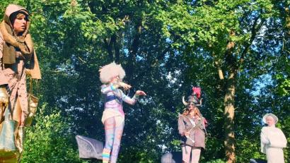 Bild: Festival junger Künstler Bayreuth/exb
Ein Sommernachtstraum: Die Schauspieler treten als außergewöhnliche Fantasiewesen, als Traumgestalten in surreal bizarren Kostümierungen auf.