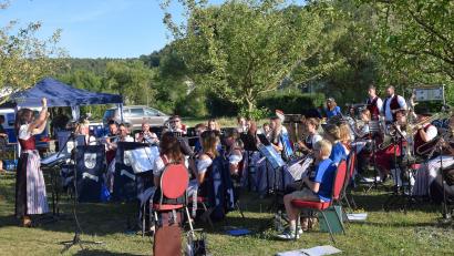 Bild: bö
Mit ihrer Sommer-Serenade an der Uferpromenade spielte sich die Trachtenkapelle Hohenburg unter der Leitung von Anja Paulus in die Herzen mehrerer hundert Zuhörer.