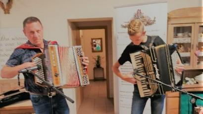 Bild: Anita Holub-Franke
Beim Musikantentreffen „Zum Michl“ in Waldthurn der Nordoberpfälzer Musikfreunde dabei: Alois Lindner (links) und Nico Steinbrecher (rechts).