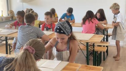 Bild: adj
Zuerst malen die Kinder eine Skizze.