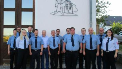 Bild: Gemeinde Kulmain/exb
Der Vorstand der Feuerwehr um Vorsitzenden Georg Redl jun. (Fünfter von rechts) kann seine Arbeit – wenn auch an einigen Positionen personell verändert – fortsetzen.