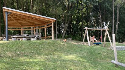Bild: Josef Glas
Endlich steht auch der Pavillon: Nun kann das Toben am Kinderspielplatz "Schlossberg" so richtig losgehen.