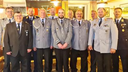 Bild: njn
Kreisvorsitzender Heinricht Scheidler (Zweiter von links) mit dem neuen Vorstand: (von links) Thomas Köchert, Thomas Härtl, Karl-Heinrich Brack, Alexander Brack, Michael Wöhrl, Reservistensprecher Herbert Braun, Johann Zeitler, Andreas Reger, Albert Nicolas und Jürgen Braun.