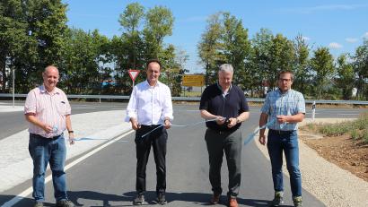 Bild: gru
Landrat Richard Reisinger (Zweiter von rechts), Bürgermeister Hans-Jürgen Strehl (Zweiter von links), Bauleiter Peter (links) und Matthias Kolb (rechts) schnitten an der Kreuzung ein Band durch und gaben somit die Linksabbiegerspur offiziell für den Verkehr frei.