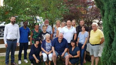 Bild: gi
Veronika Heuwind (vorne sitzend) feiert ihren 80. Geburtstag. Glückwünsche kommen von ihrem Mann, Kindern, Enkeln, Verwandten und Bekannten sowie von Bürgermeister Armin Bulenda und Pfarrer Albert Joseph Jesuraj (von links).