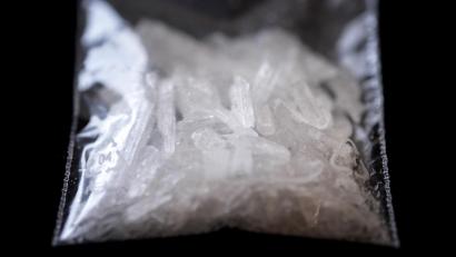 Symbolbild: David Ebener/dpa
Die synthetische Droge Crystal führt sehr schnell in die Abhängigkeit. 15 Gramm für den Eigenbedarf kauften zwei Frauen auf dem Asia-Markt in Cheb, doch die Polizei verhinderte die Einfuhr.