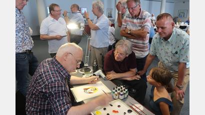 Bild: Kunz
Toni Rohmen (links) koloriert Comicbilder für einen guten Zweck. Rechts: Der Vorsitzende des Weidener Comic-Clubs Uli Narr.