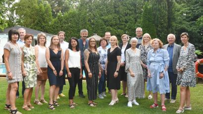 Bild: Gabi Schönberger
Geschäftsführende Verlegerin Viola Vogelsang-Reichl (von rechts), die Altverleger German Vogelsang und Bärbel Panzer sowie ihr Sohn Florian Panzer (Fünfter von rechts), Geschäftsführer Thomas Maul (Neunter von rechts) und Betriebsratsvorsitzender Thomas Amann (Zweiter von links) zeichnen langjährige Mitarbeiter für ihre Verbundenheit zu Oberpfalz-Medien aus.
