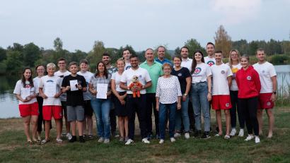 Bild: Stefanie Kisbauer
Den erfolgreichen Schwimmern gratulieren Vorsitzender Martin Tafelmeyer (mit Maskottchen), Technischer Leiter Andreas Gräf (dahinter) und rechts daneben Bürgermeister Richard Kammerer, Gemeinderätin Johanna Krauß sowie Josef Ott vom BRK-Kreisverband (hinten, Vierter von rechts).