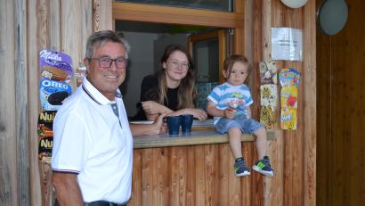 Bild: Gabriele Buchbinder/exb
Romina Schönberger aus Burgtreswitz ist die neue Pächterin des Kiosk am Atzmannsee.