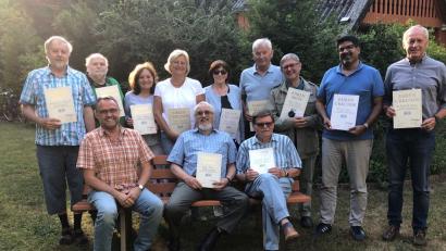 Bild: Manuel Sennert/exb
Die Geehrten des BLLV Kreisverbandes Weiden für 25 bis 65 Jahre Mitgliedschaft zusammen mit dem Vorsitzenden Manuel Sennert (vorne links)