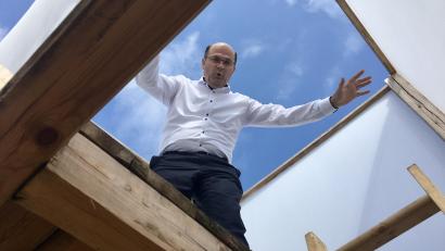 Bild: gri
Der bayerische Heimat- und Finanzminister Albert Füracker auf der Himmelslaterne am Freudenberger Märchenweg in Hainstetten.