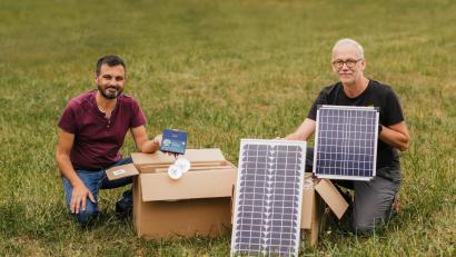Bild: Light for Life/exb
Die beiden Vorsitzenden von "Light for Life", Daniel Salcher (links) und Stefan Preiss, zeigen die vom Verein selbst entwickelten Solaranlagen.