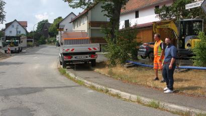 Bild: wro
Ortstermin an der Premenreuther Straße mit Bürgermeister Matthias Grundler und Bauhofleiter Richard Bitterer (von rechts). Die Baustelle erstreckte sich (beginnend hinter dem Bauhof-Fahrzeug) bis zum Ortsausgang auf 315 Meter Länge.