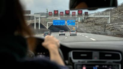 Bild: Hendrik Schmidt/dpa-Zentralbild/dpa
Wer mit 17 Autofahren in Begleitung einer Begleitperson übt, verursacht später seltener Unfälle.