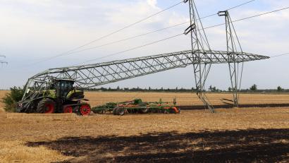 Bild: Thomas Schmitz
Ein 16 Jahre alter Landwirt hat mit seinem Traktor den Mast einer Hochspannungsleitung umgeknickt und so einen großflächigen Stromausfall mit Zehntausenden Betroffenen verursacht. Teile der Kreise Euskirchen und Düren sowie des Rhein-Erft- und Rhein-Sieg-Kreises seien ohne Strom, sagte eine Sprecherin des Verteilnetzbetreibers Westnetz am Donnerstag. (zu dpa «16-jähriger Bauer fährt mit Traktor Mast um - Zehntausende ohne Strom») +++ dpa-Bildfunk +++