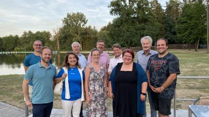 Bild: jpr
Tom Wachsmann (hinten, Dritter von links) vom Handballclub Weiden zieht im Kreis seiner Mitstreiter und den Ehrengästen Bilanz bei der Jahreshauptversammlung.