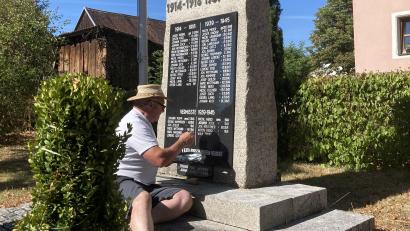 Bild: hme
Das Kriegerdenkmal in Neudorf ist runderneuert worden. Bernhard Vogl hat außerdem die Schriftzüge nachgemalt.