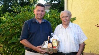 Bild: bey
Bürgermeister Rainer Rewitzer gratuliert Ludwig Gillitzer zum 95. Geburtstag und überreicht ein Präsent mit heimischen Erzeugnissen.