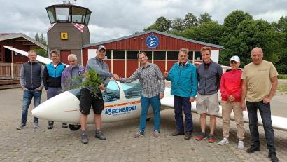 Bild: soj
Ausbildungsleiter Michael Kusa (Bildmitte) gratulierte Flugschüler Sebastian Söllner zur erfolgreichen A-Prüfung, eingerahmt von den weiteren Fluglehrern Bernd Hilpert und Reinhardt Sommerer und einigen Fliegerkameraden.