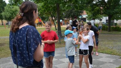Bild: dob
Mit einer Schnitzeljagd leitet die Junge Union den bunten Nachmittag im Generationenpark unter dem Motto "Spiel und Spaß rund um das Kartoffelfest" ein.