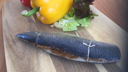 Bild: Michael Schiffer
Der filetierte Hering wird mit Masalapaste gefüllt und an zwei Seiten mit Küchengarn stabilisiert bevor er auf den Grill darf.