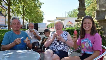 Bild: szl
Als die Eis-Tournee von Oberpfalz-Medien am Donnerstag Halt in Tirschenreuth machte, war eine Abkühlung dringend gefragt. Die Resonanz der Eis-Liebhaber konnte sich mehr als sehen lassen.
