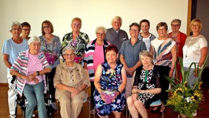 Bild: R. Kreuzer
Der Katholische Frauenbund Herz Jesu ehrt zahlreiche Mitglieder für ihre langjährige Treue. Die Auszeichnung für 70 Jahre Treue wird Ida Burghofer nachgereicht.