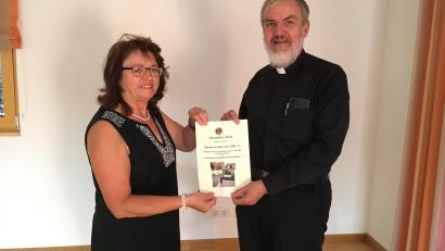 Bild: Schlögl/exb
Past-Präsidentin Maria Schlögl überreichte Pater Gerhard eine Spende über 1500 Euro.